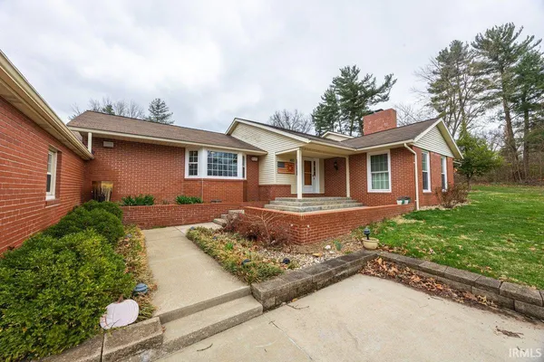 $475,000 | 303 South Washington Street, Huntingburg, IN 47542