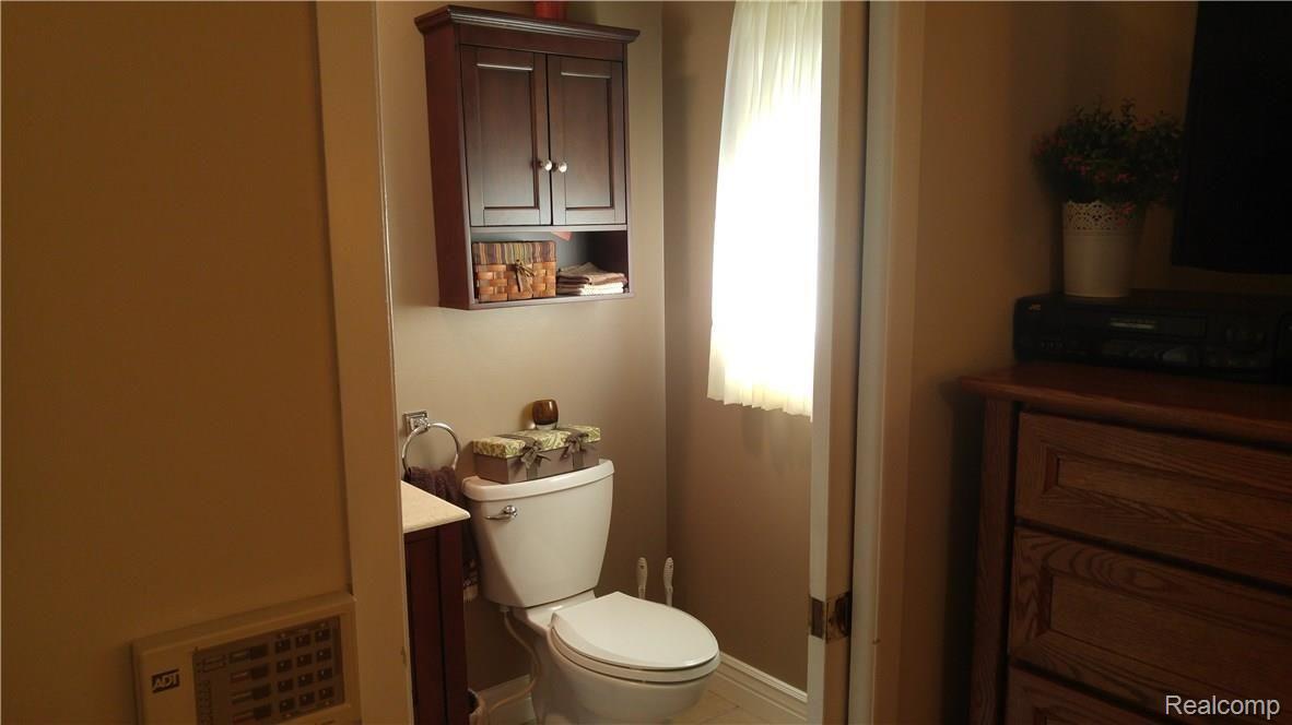 13783 Martin Road Warren, MI 48088 - Photo 15 of 15 MSTR BATH.jpg