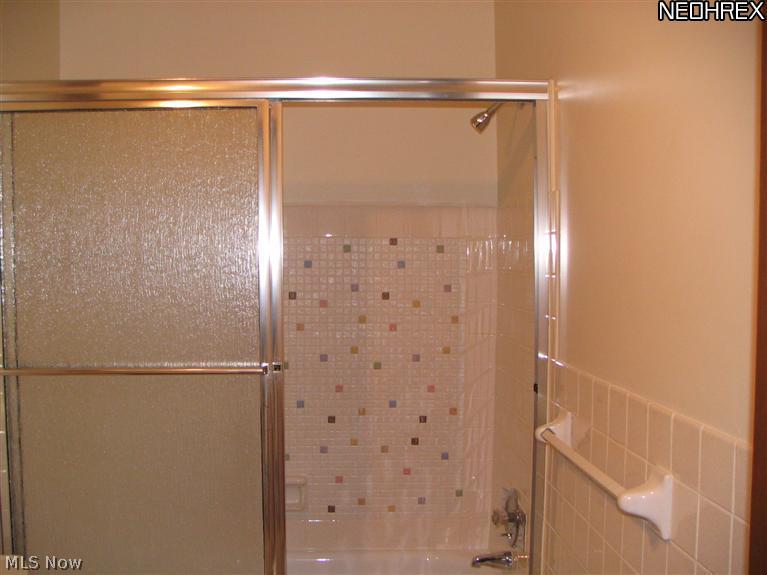 6640 Pearl Road, Unit 710 Cleveland, OH 44130 - Photo 7 of 7 New shower door.