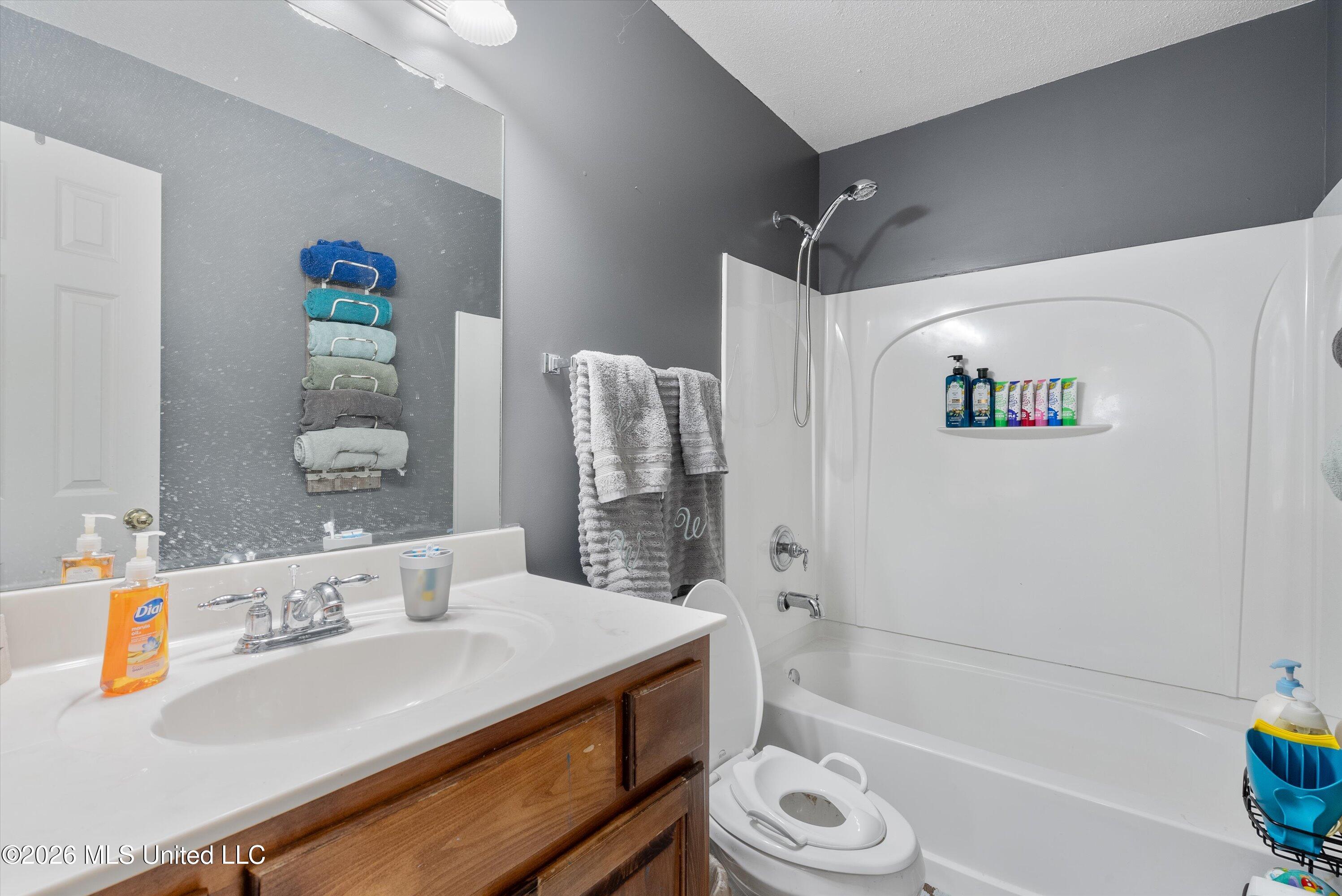 7843 Randolph Cove Walls, MS 38680 - Photo 18 of 27 08-Bathroom 1