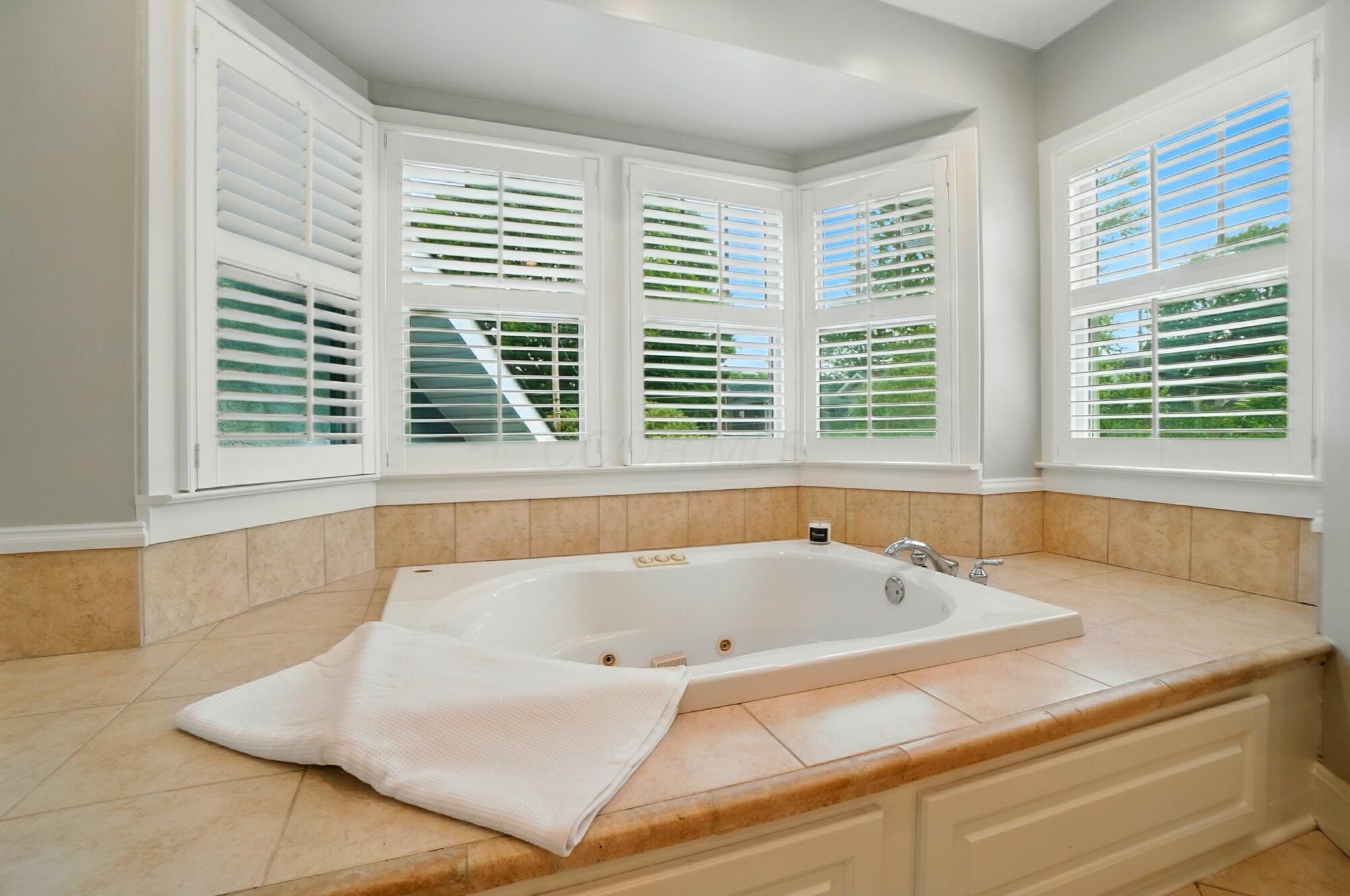 188 Chatham Road Columbus, OH 43214 - Photo 33 of 61 SOAKER TUB