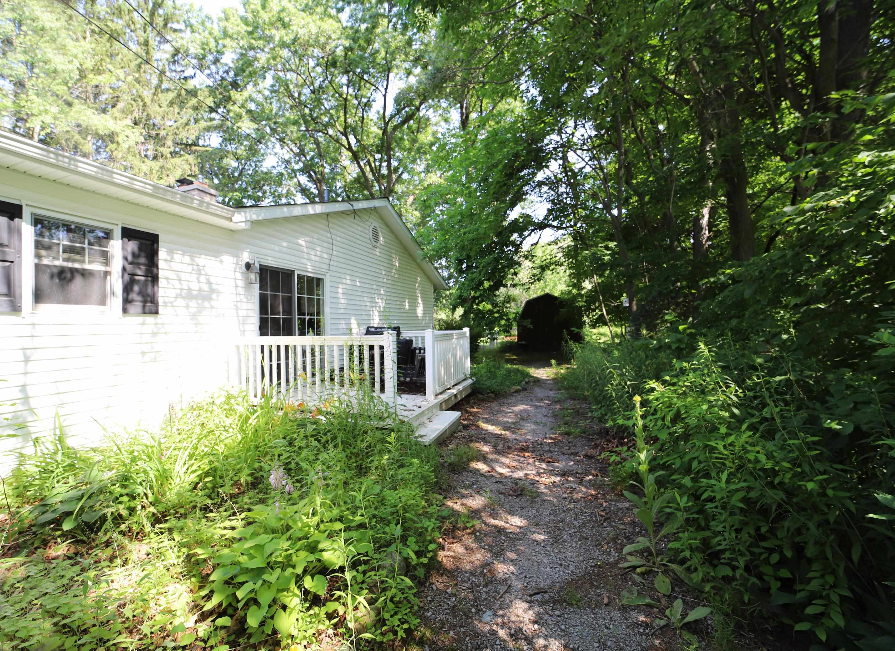 9272 Carpenter Road Flushing, MI 48433 - Photo 23 of 28 50115935-22.JPG