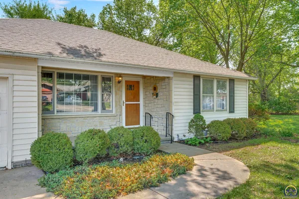 $221,000 | 2008 Southwest Broadview Drive, Topeka, KS 66615