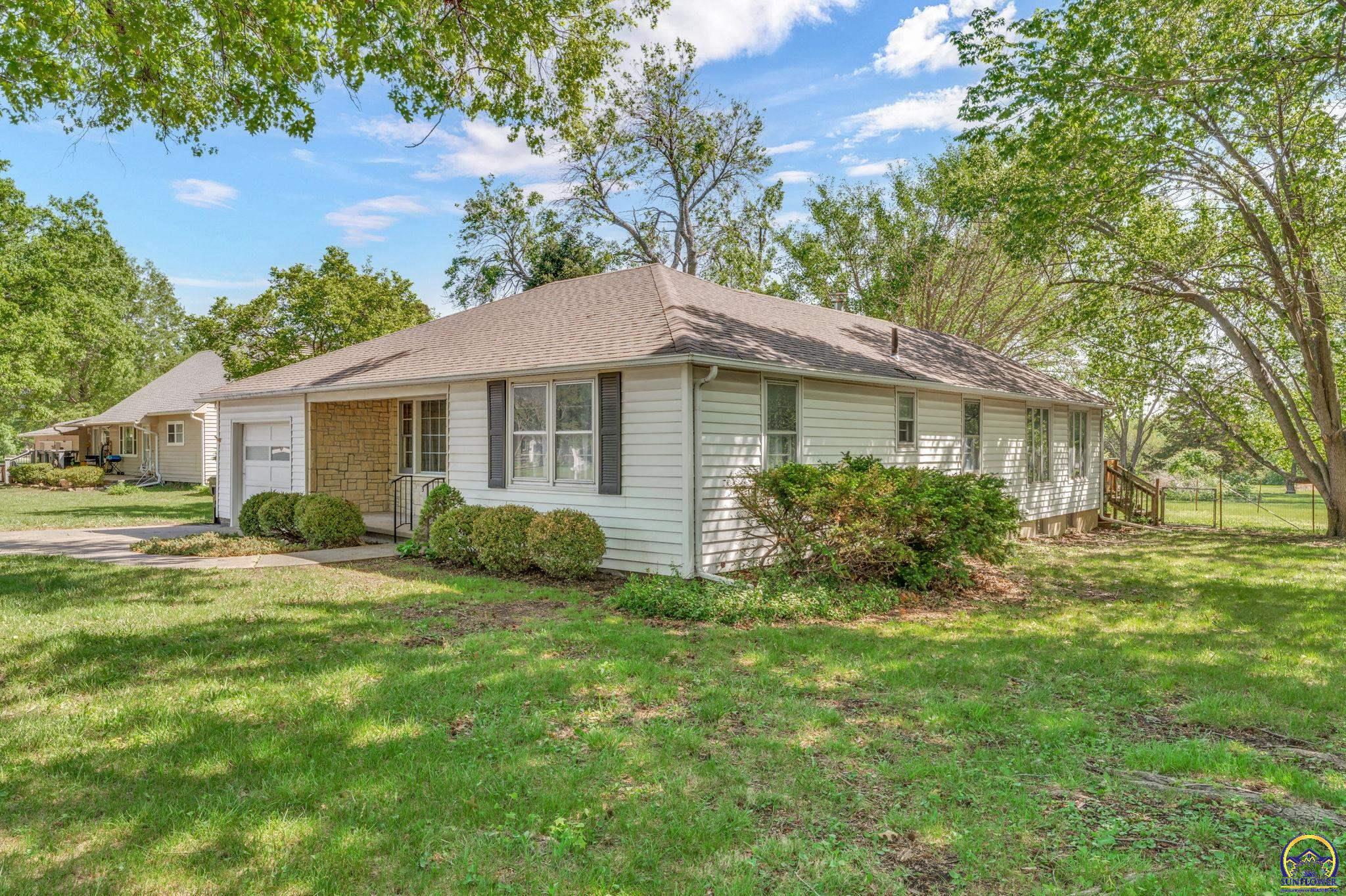 2008 Southwest Broadview Drive Topeka, KS 66615 - Photo 4 of 26