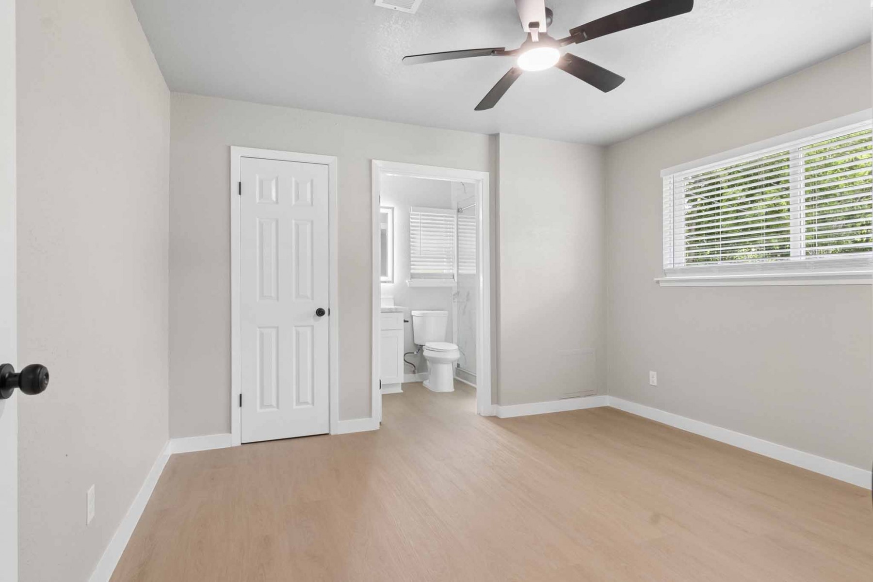 10423 Quiet Hill Road La Porte, TX 77571 - Photo 15 of 27 Guest bedroom w full bathroom (downstairs)