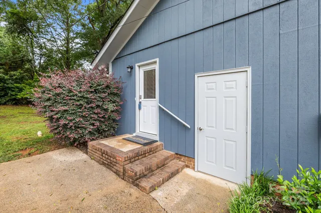 a view of backyard with garden