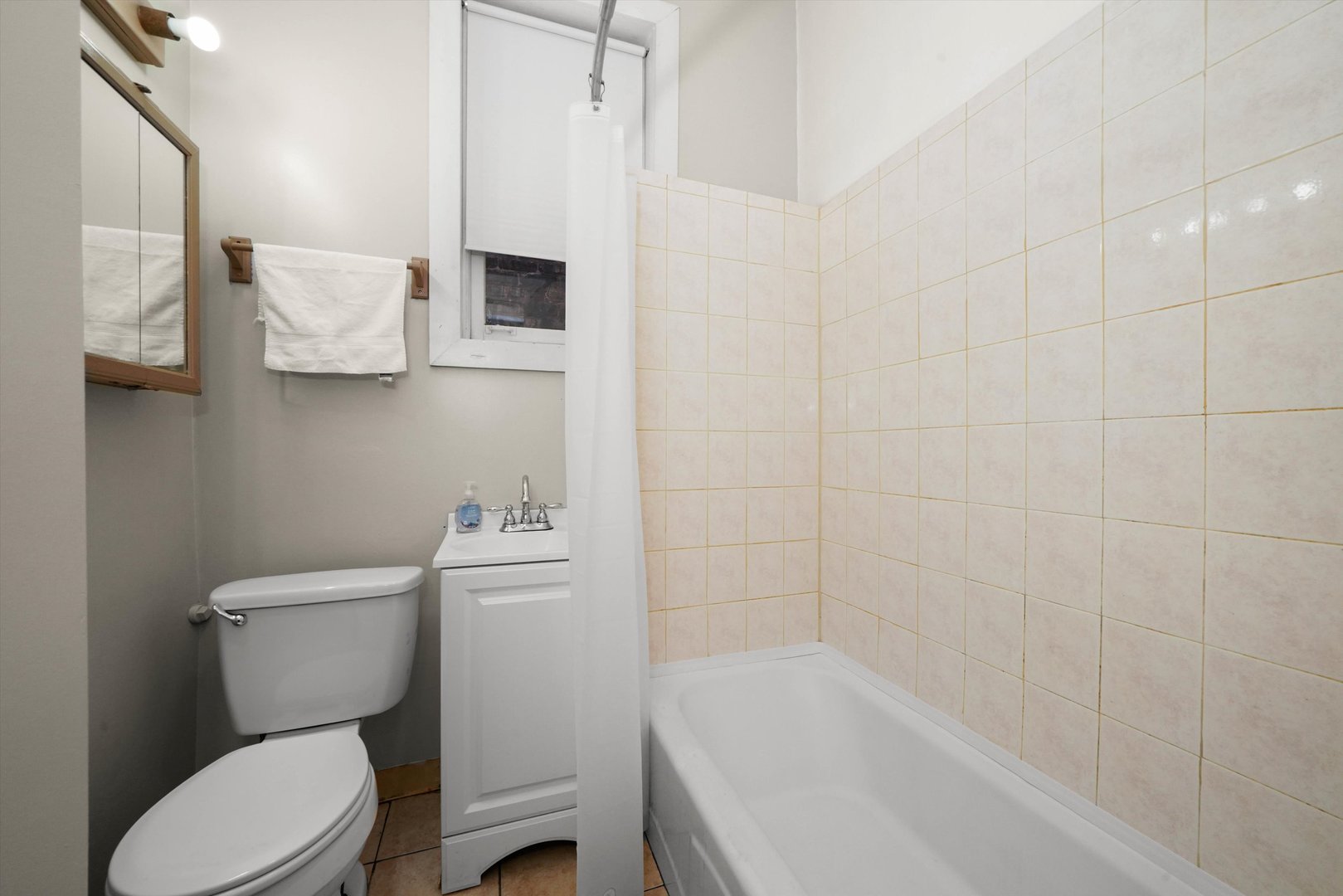 2140 West Cermak Road Chicago, IL 60608 - Photo 14 of 43 a bathroom with a toilet and a bathtub