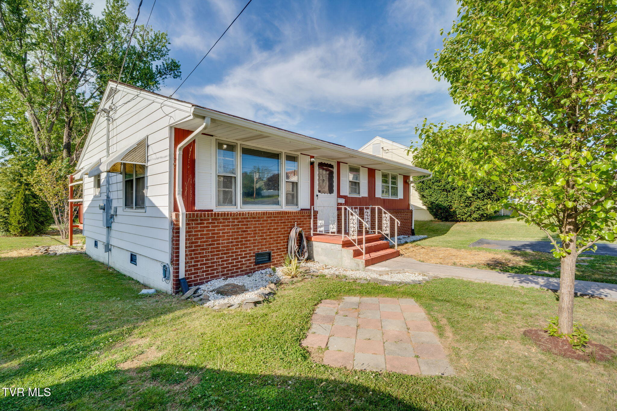 111 West E Street Elizabethton, TN 37643 - Photo 2 of 25 002