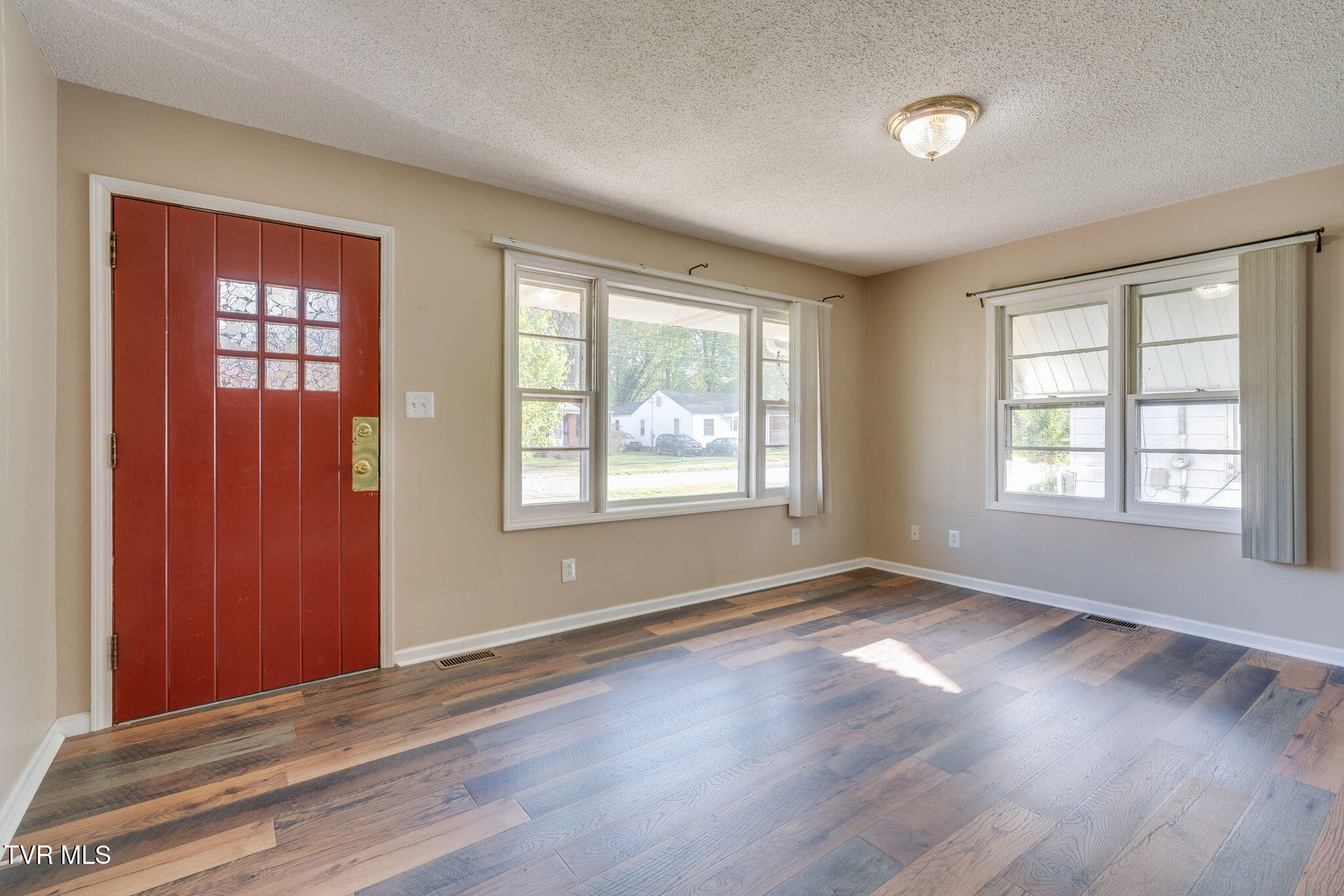 111 West E Street Elizabethton, TN 37643 - Photo 5 of 25 005