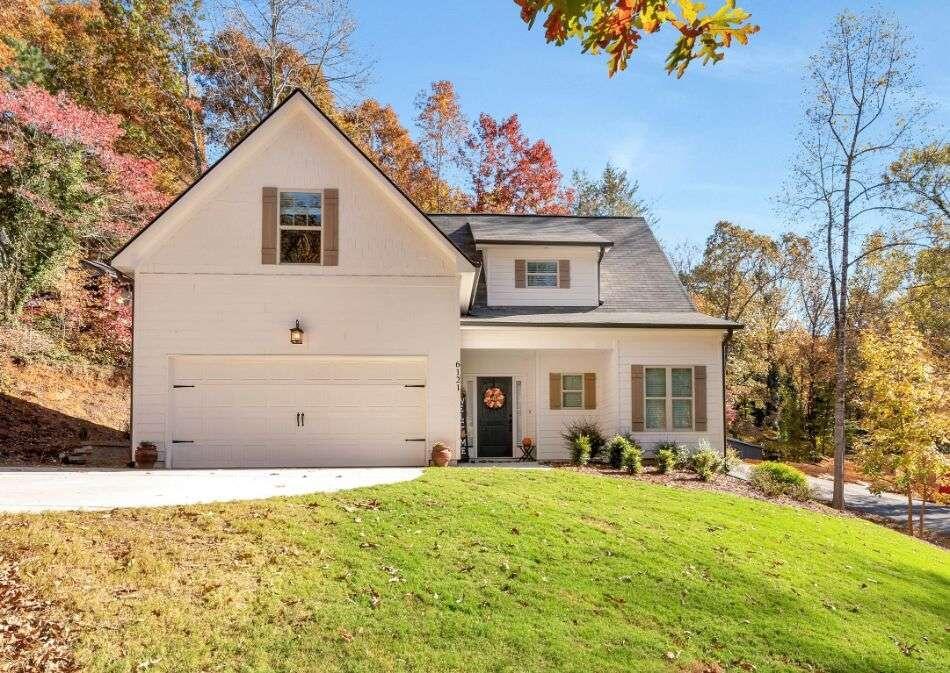a view of a house with a yard