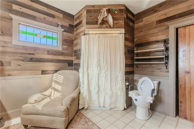 a view of entryway with furniture