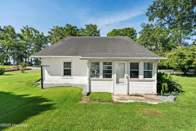 $310,000 | 102 Lakeshore Drive, Lake Waccamaw, NC 28450