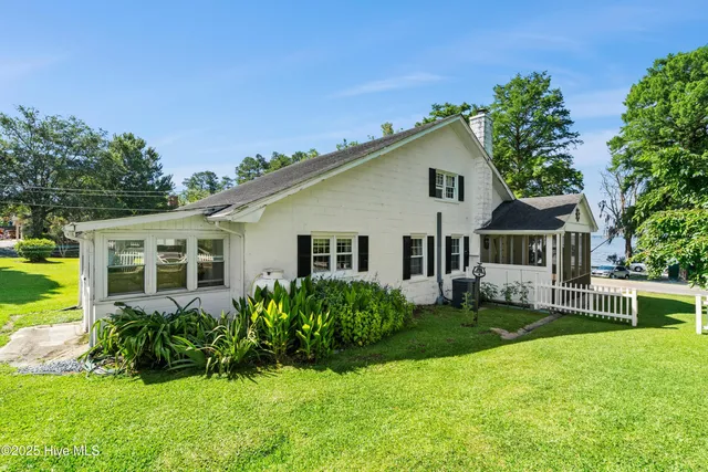 $310,000 | 102 Lakeshore Drive, Lake Waccamaw, NC 28450