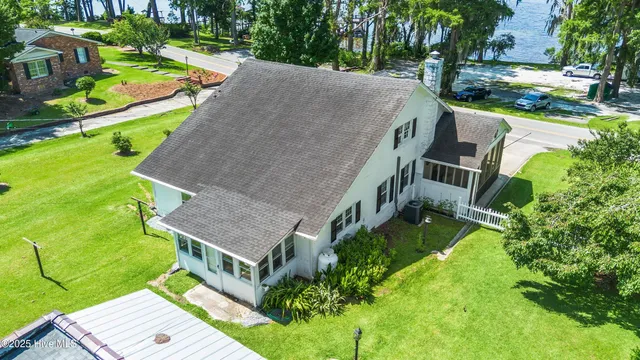 $310,000 | 102 Lakeshore Drive, Lake Waccamaw, NC 28450