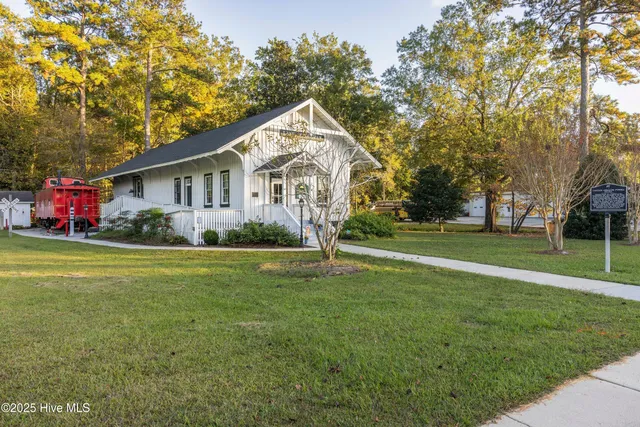 $310,000 | 102 Lakeshore Drive, Lake Waccamaw, NC 28450