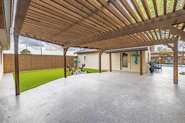 a view of a house with a backyard