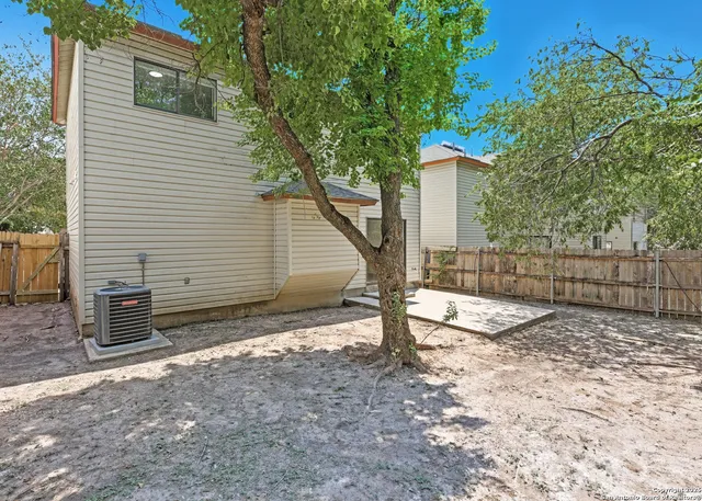 a view of a backyard