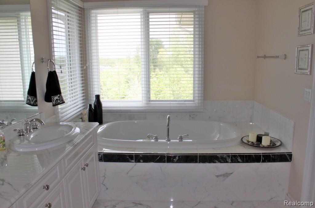 4774 Crestone Way Rochester, MI 48306 - Photo 41 of 88 Master Tub