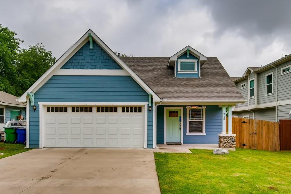 a view of a house with yard and a yard