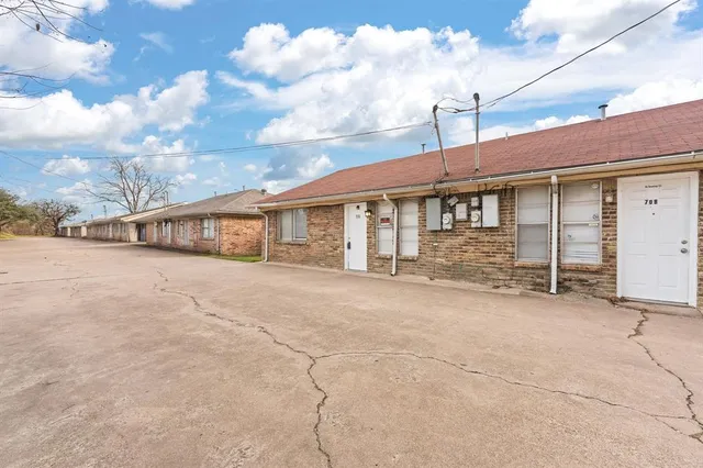 a view of a house with backyard