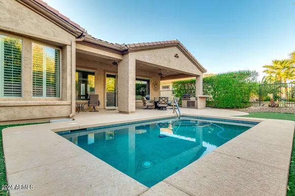 a view of a backyard