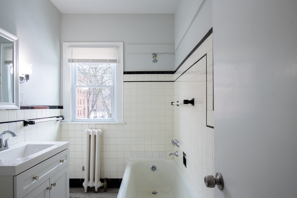 69 Winter Street Springfield, MA 01105 - Photo 12 of 36