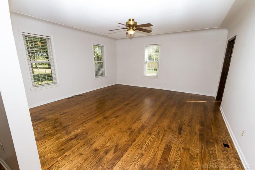 4920 County Line Road New Haven, MI 48048 - Photo 7 of 26 Living Room
