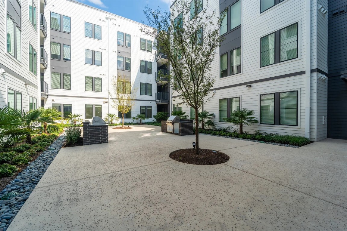 1690 North Loop, Unit 128 Houston, TX 77009 - Photo 21 of 28 a view of a street with a building