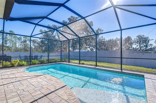 a view of a backyard