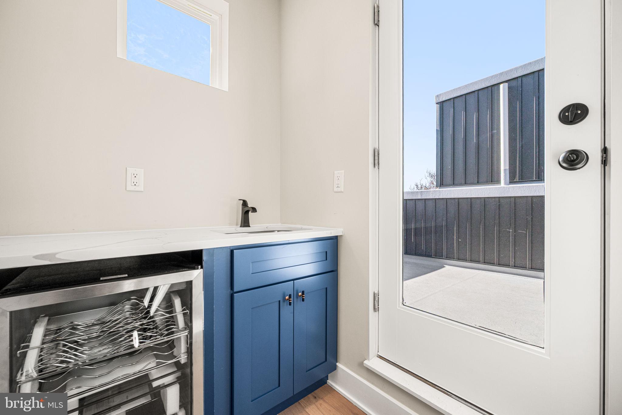 2032 Reed Street Philadelphia, PA 19146 - Photo 40 of 57 Rooftop Wet Bar