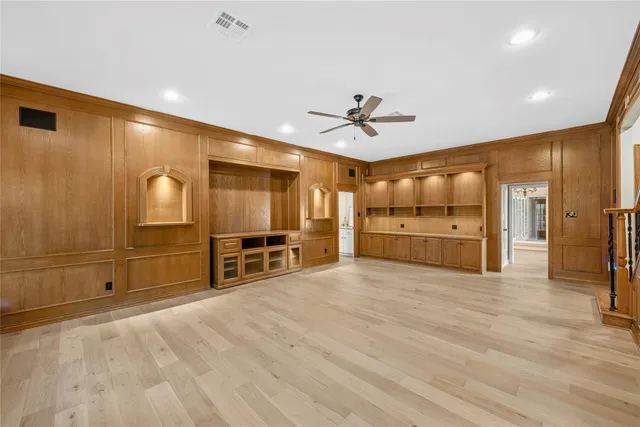 a view of a livingroom with furniture