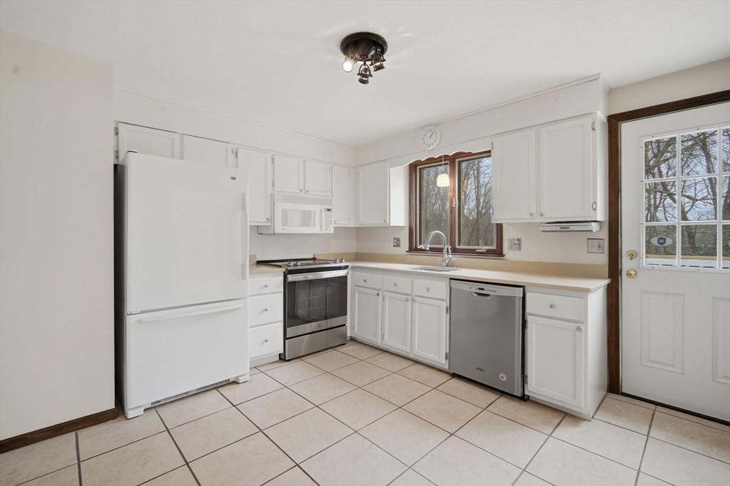 79 Porter Road East Longmeadow, MA 01028 - Photo 7 of 33