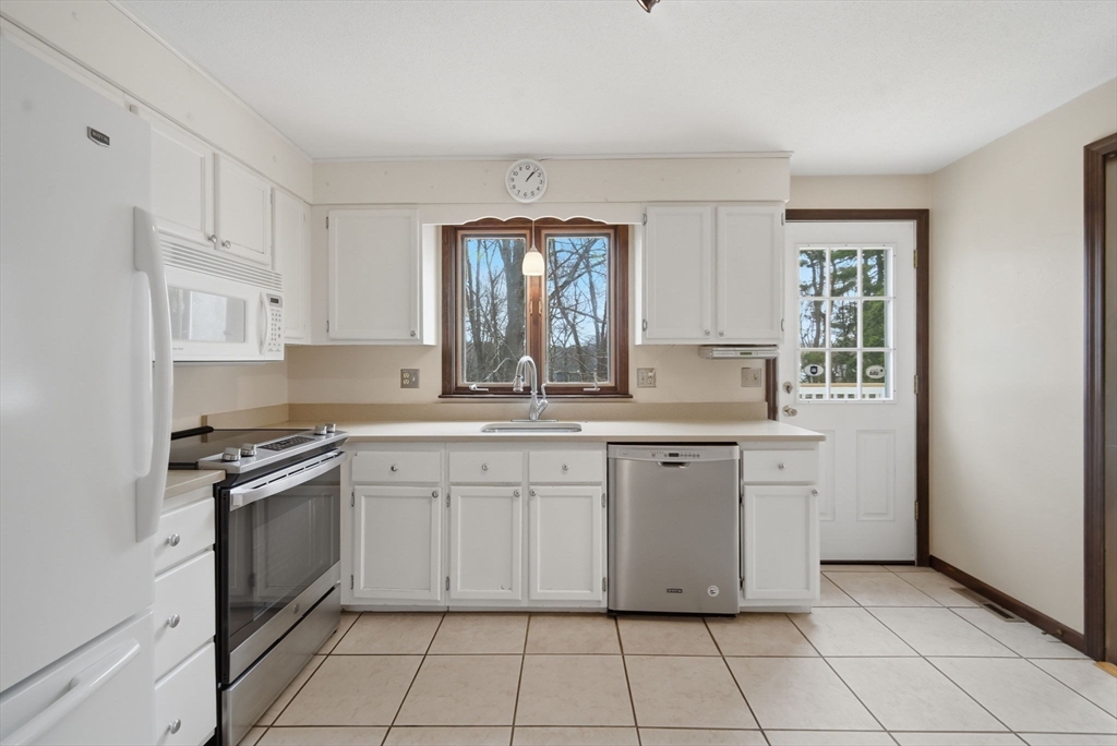 79 Porter Road East Longmeadow, MA 01028 - Photo 8 of 33