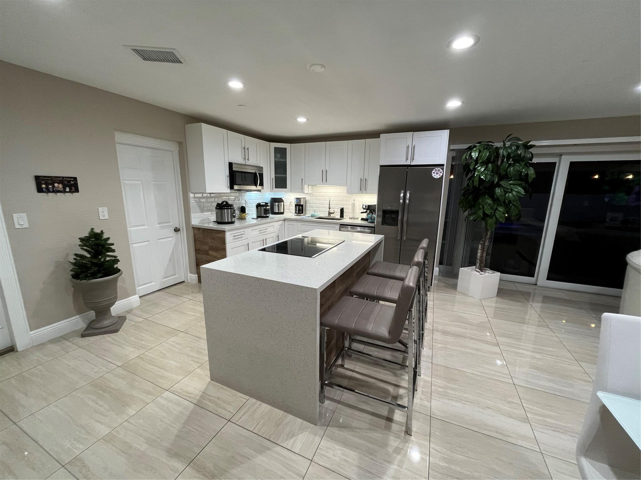 124 Davis Road Palm Springs, FL 33461 - Photo 4 of 22 Photo 4
