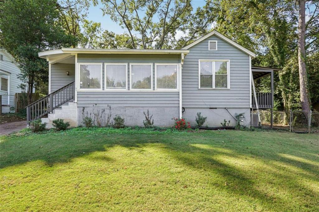 a view of a house with a yard