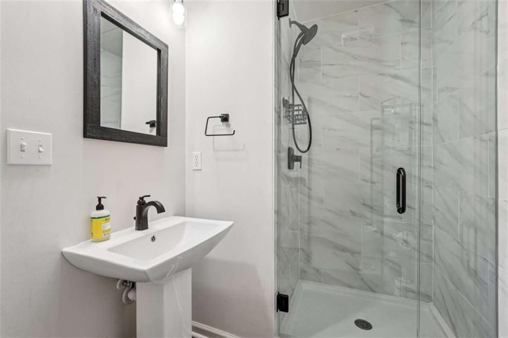3465 Glen Road Decatur, GA 30032 - Photo 22 of 33 a bathroom with a sink and mirror