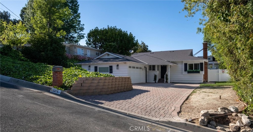 2219 Estribo Drive Rolling Hills Estates, CA 90274 - Photo 43 of 58 front view of a house with a yard