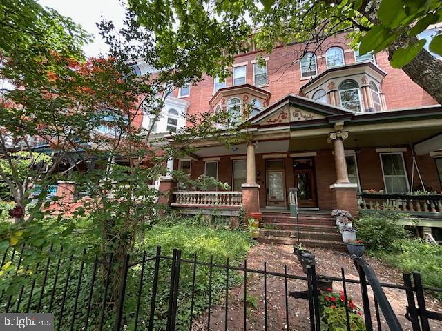2721 North Calvert Street Baltimore, MD 21218 - Photo 2 of 29 a front view of a house with garden