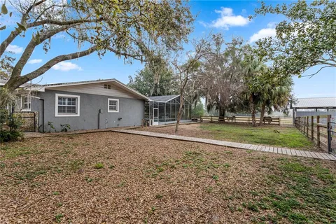 a view of back yard of the house