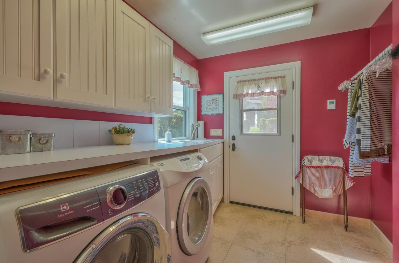 190 San Benancio Road Salinas, CA 93908 - Photo 41 of 61 a utility room with dryer and washer