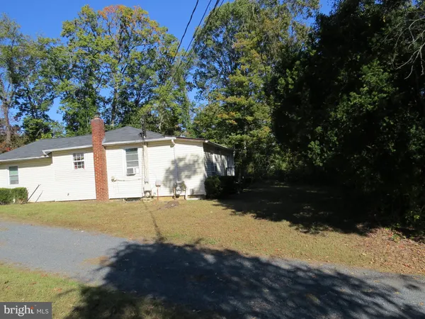 a view of a back yard of the house