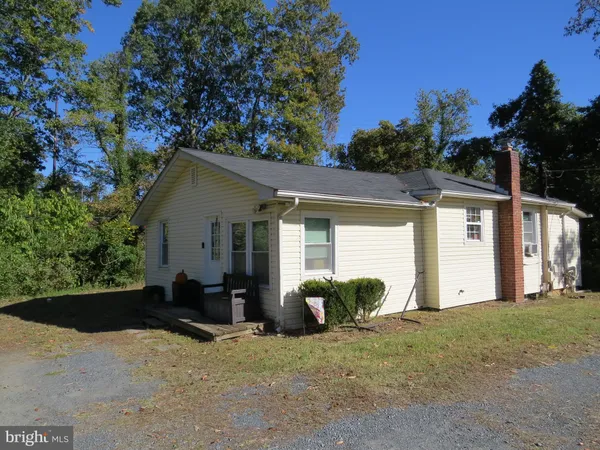 a view of a house with backyard