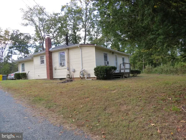 a view of a house with yard and plants