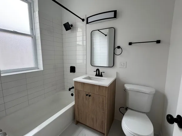 $2,395 | 2156 West Arthur Avenue, Unit 1, Chicago, IL 60645