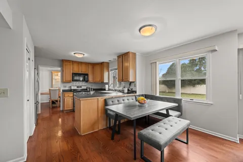 $595,000 | 2806 Stanford Drive, Arlington Heights, IL 60004