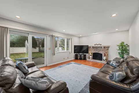 $595,000 | 2806 Stanford Drive, Arlington Heights, IL 60004