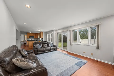 $595,000 | 2806 Stanford Drive, Arlington Heights, IL 60004