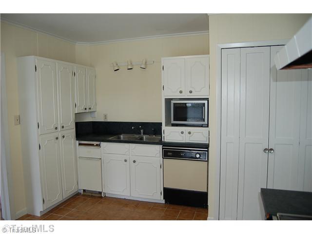 2002 Hickswood Road High Point, NC 27265 - Photo 4 of 11 Kitchen.