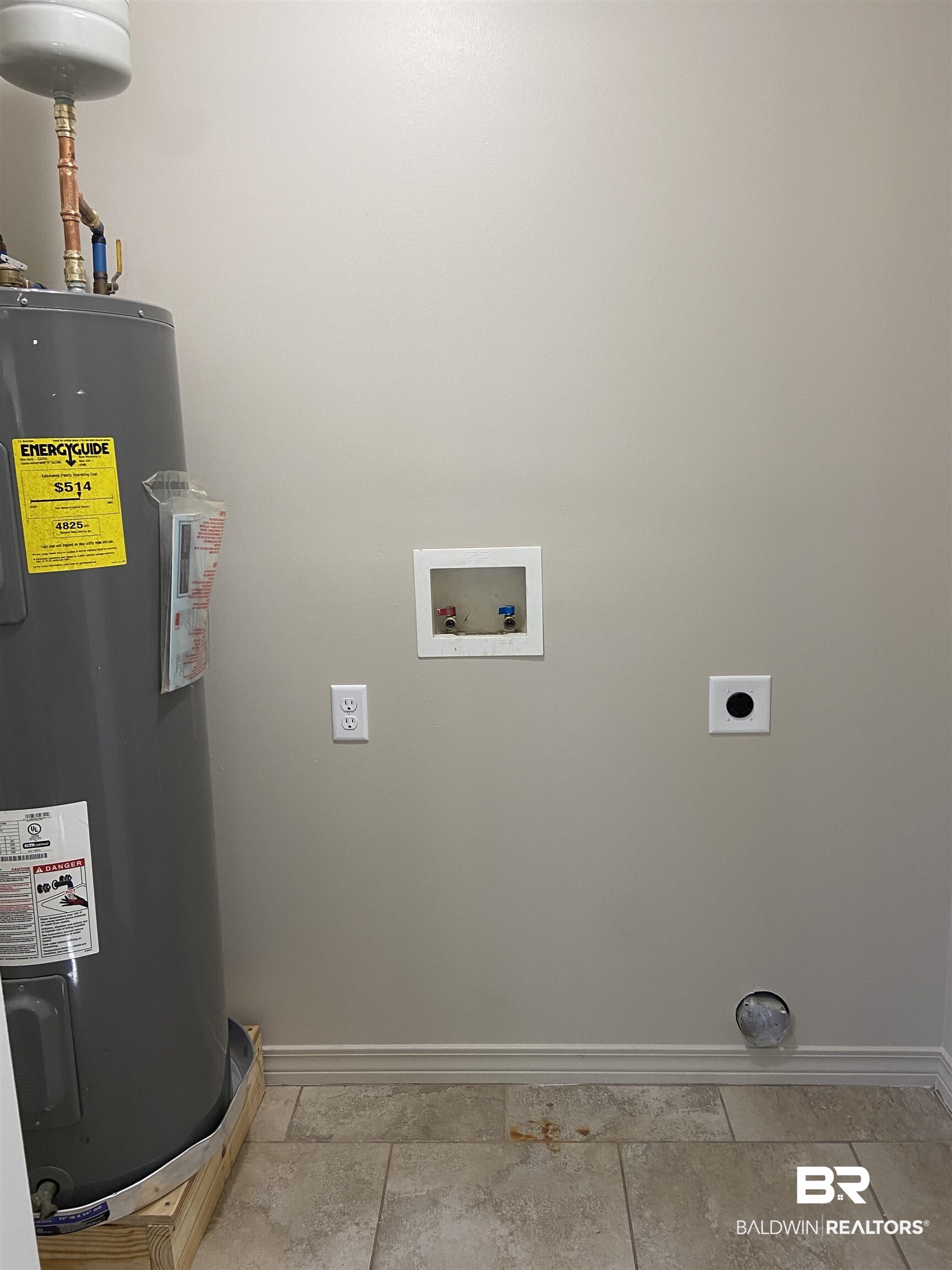 7201 Tangerine Avenue Mobile, AL 36618 - Photo 8 of 15 laundry area