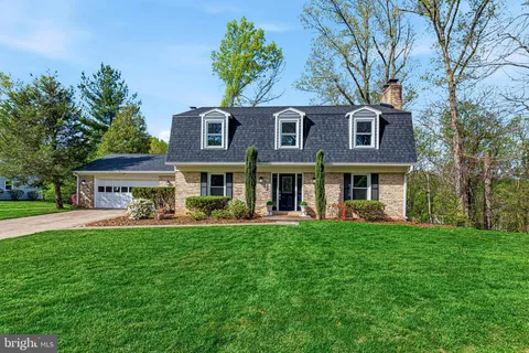 a view of a yard in front of a house